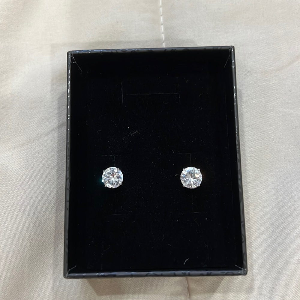 Beautiful silver earrings w/ cubic zirconia. (Unisex)